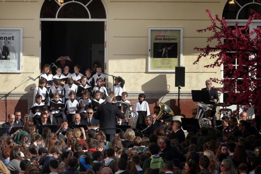 Mil niños de la Fundación Victoria, la Banda Municipal de Málaga y la Escolanía del Corpus Christi ofrecen un concierto navideño frente al teatro malagueño.