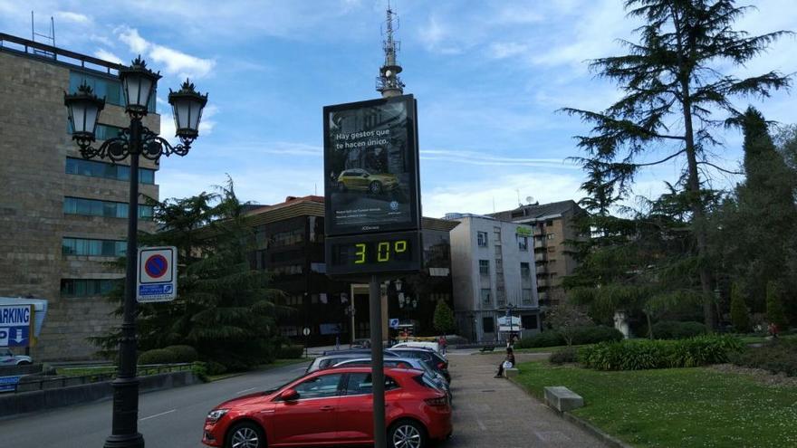 Un termómetro marca 30 grados esta tarde en Oviedo. Lne