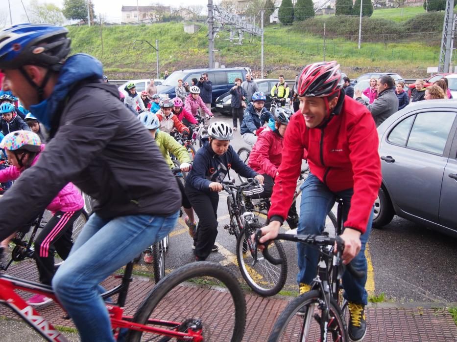 Los alumnos del Colegio Santa Bárbara de Lugones celebran el Día Mundial de la Bicicleta junto a Chechu Rubiera y Ángel García