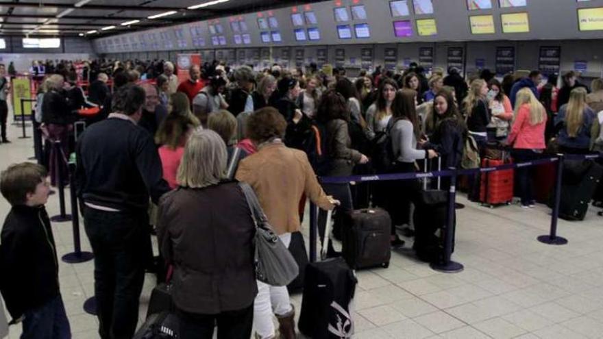 Una de las salas de embarque del aeropuerto de Luton. // F. Cortizo