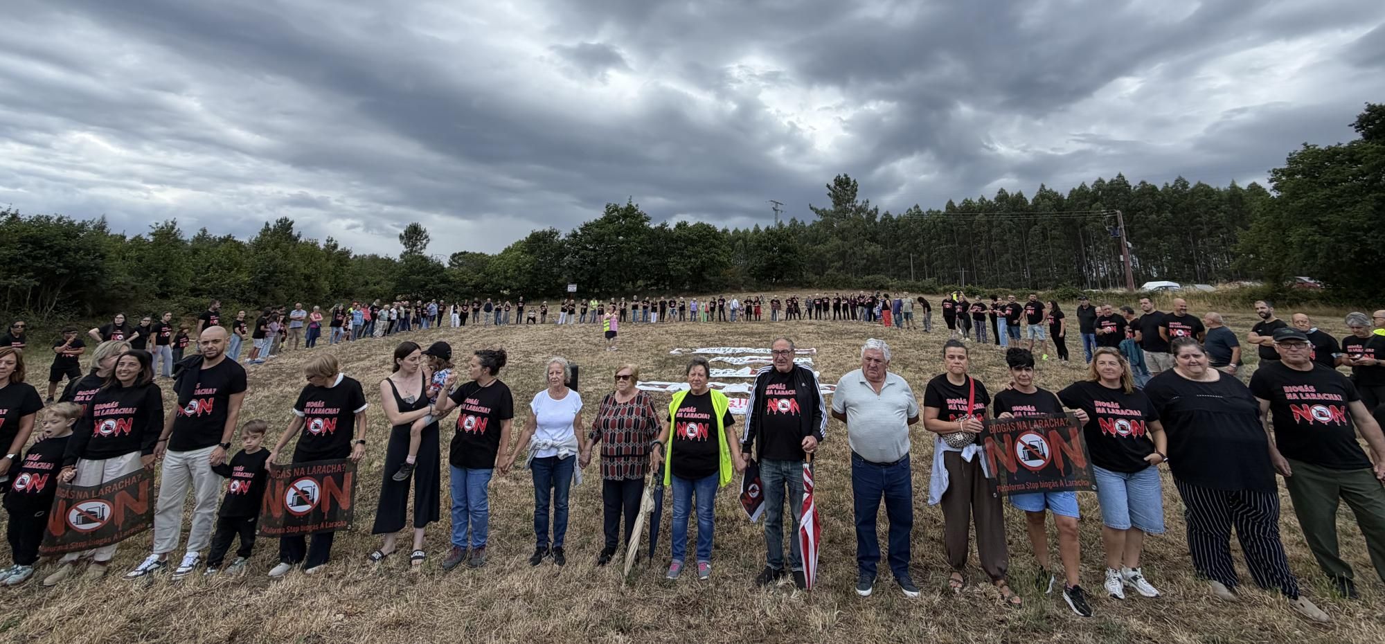 Cadea humana de veciñas e veciños da Laracha contra a planta de biogás.