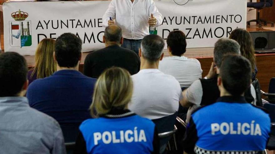 Policías nacionales y municipales escuchan al ponente del curso, José Manuel López Reondo.