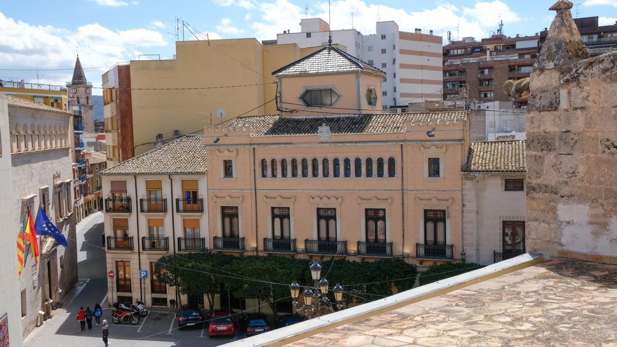 A la izquierda, el Ayuntamiento de Villena en la plaza de Santiago, en una imagen de archivo.