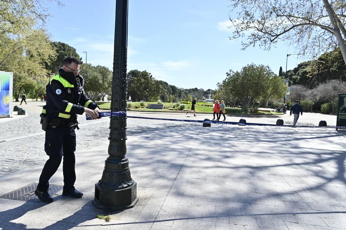 En imágenes I Parques cerrados en Zaragoza por el fuerte viento