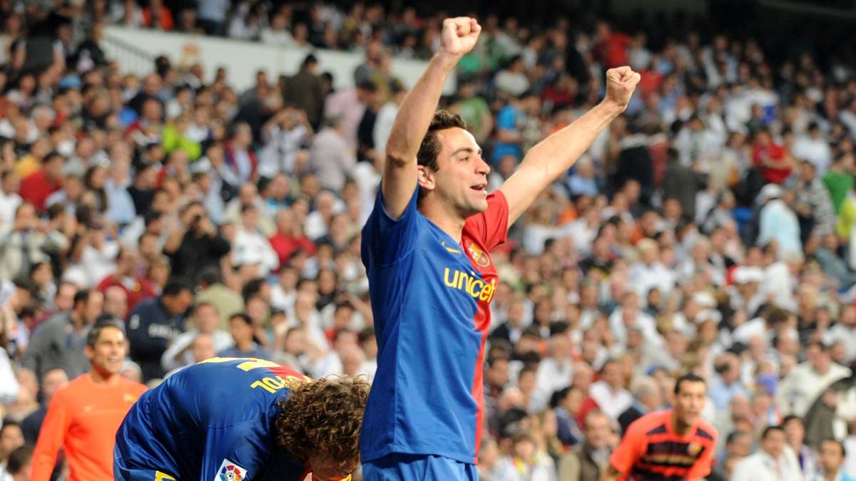 Xavi celebra el gol de Piqué en el partido entre el Real Madrid y el Barça en el Bernabéu, el 2 de mayo del 2009