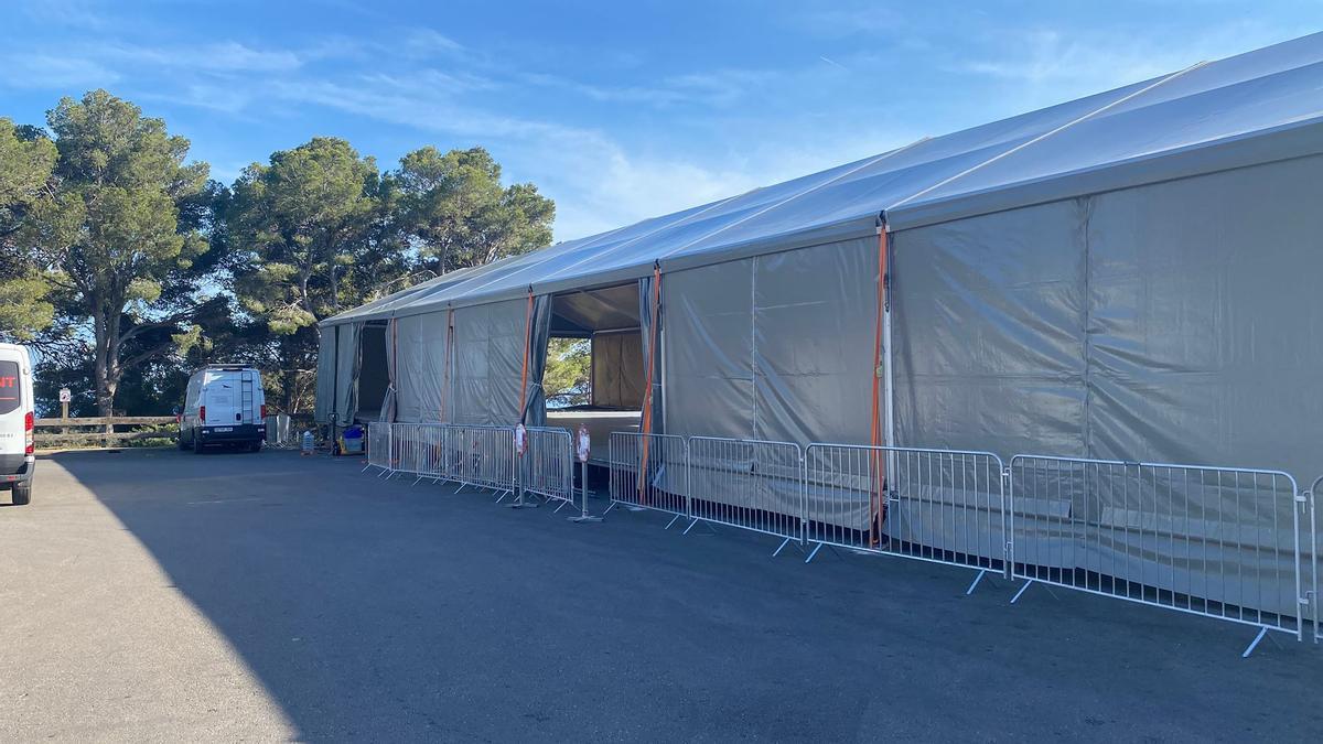 Una de las dos carpas instaladas en la explanada del aparcamiento