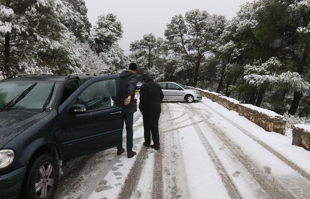 Las primeras nevadas llegan al Puerto del León, en los Montes de Málaga, que se sitúa a 900 metros de altura