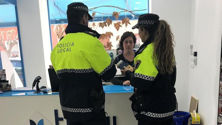 Los agentes se entrevistan con una responsable de comercio