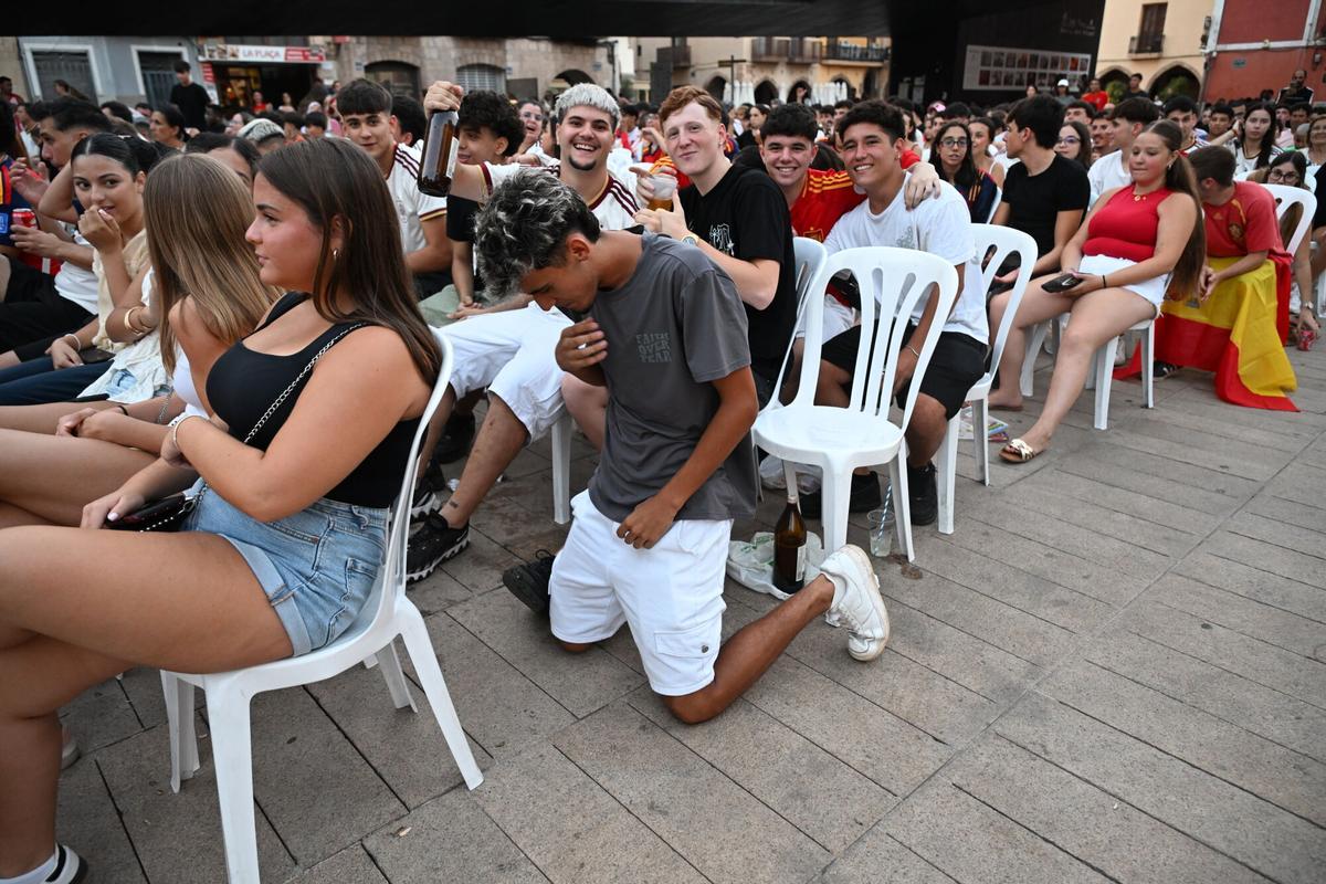 Centenares de aficionados se reúnen en la Plaça Major.