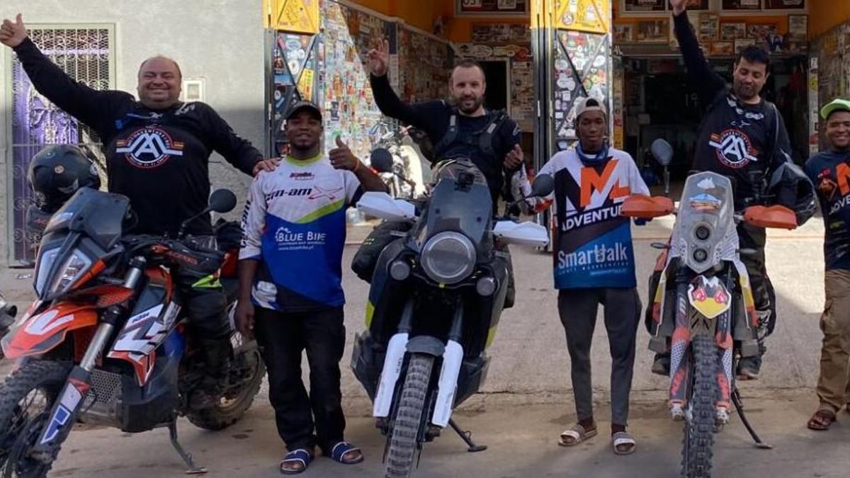 Juan Carlos Blanco (dcha.) junto a dos amigos en Marruecos.