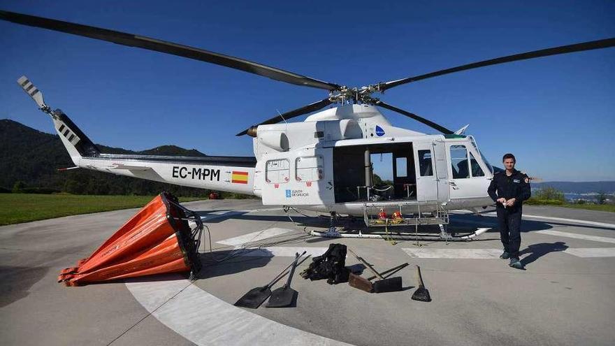 Un helicóptero en la base contraincendios de Marcón . // G. Santos