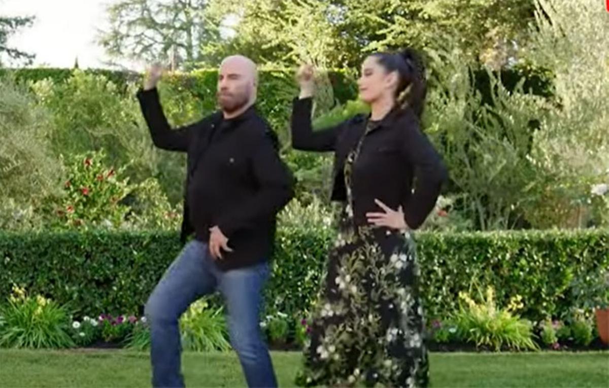 Ella y John Travolta recrean una de las coreografías de 'Grease' durante uno de los anuncios que se verán en el intermedio de la Super Bowl.