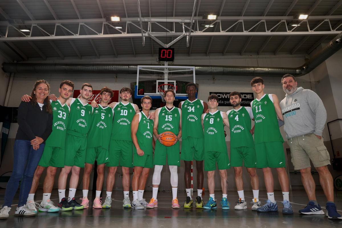 Por la izquierda, Gloria Fernández, responsable de la sección de baloncesto de la Universidad de Oviedo; Diego Cuetos, Alejandro Miranda, Nicolás Álvarez, Adrián Pérez, Alejandro Cabal, Raúl Quirós, Djiguy Diarra, Marcos Bartolomé, Fernando Suárez, Carlos Martínez y Pablo Rodríguez, entrenador. | MARIO CANTELI