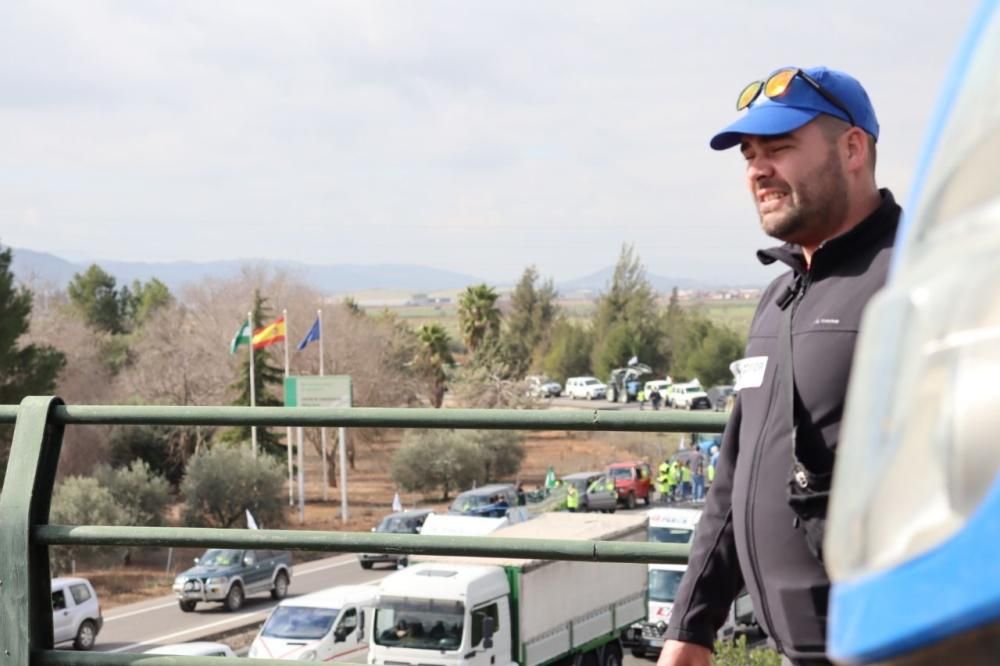 Tractorada de los agricultores y ganaderos malagueños contra los precios bajos que impone la industria.