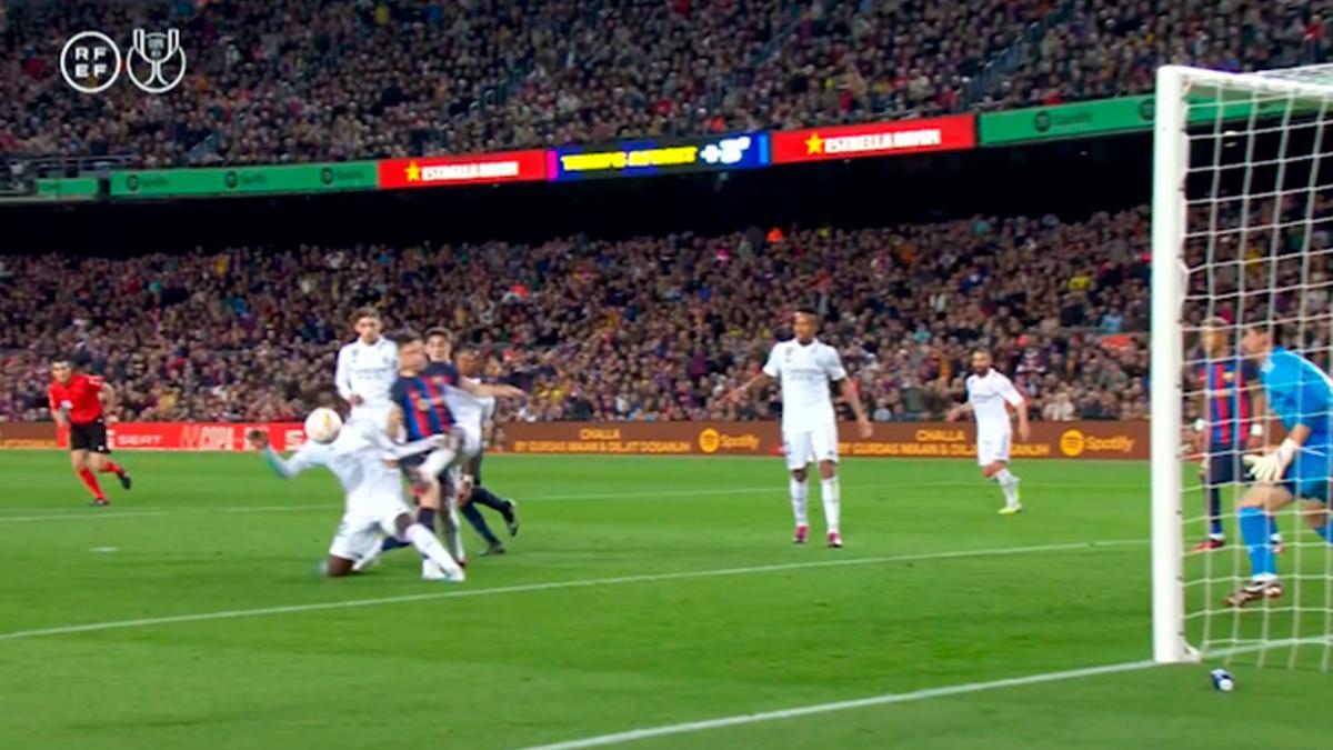 FC Barcelona - Real Madrid | El posible penalti a Lewandowski que no revisó el VAR