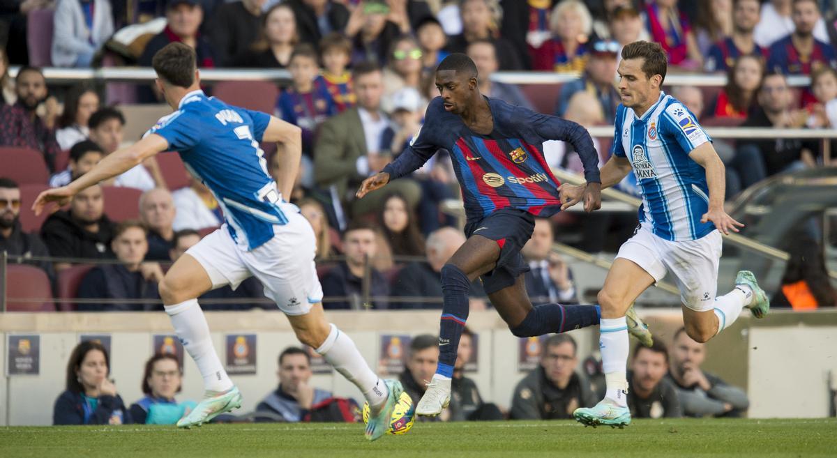 Dembélé es agarrado por Brian Oliván durante el derbi del Camp Nou.