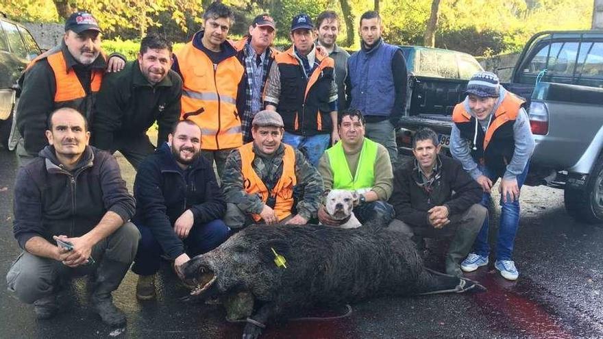 La cuadrilla de cazadores con el jabalí abatido. // Faro