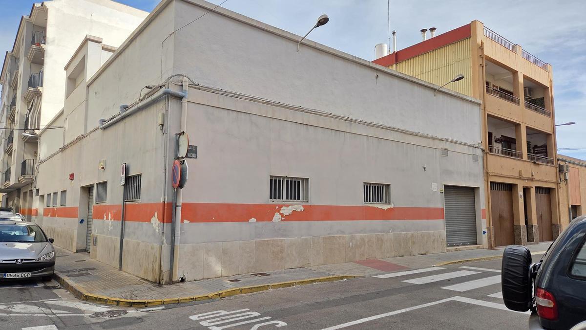 Foto del edificio que albergará la nueva Escola d'Art de Vinaròs, en la Calle San Blas, esquina calle Antonio Machado.