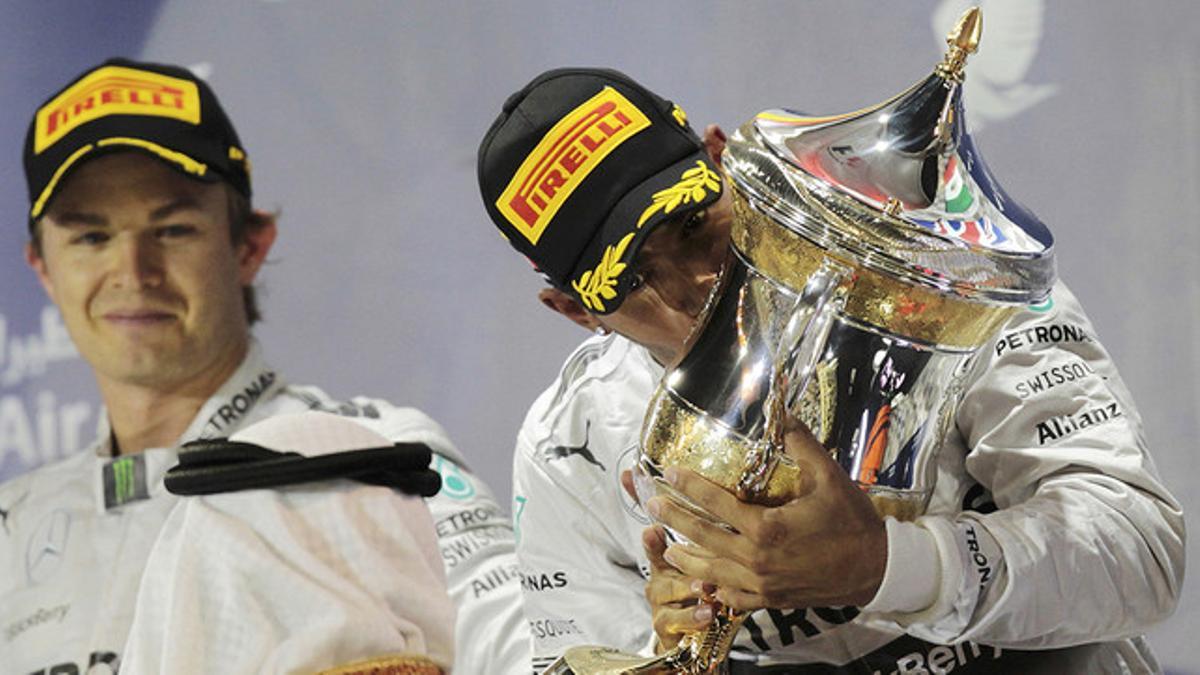 Lewis Hamilton besa el trofeo que lo acredita como vencedor del GP de Baréin junto a Nico Rosberg