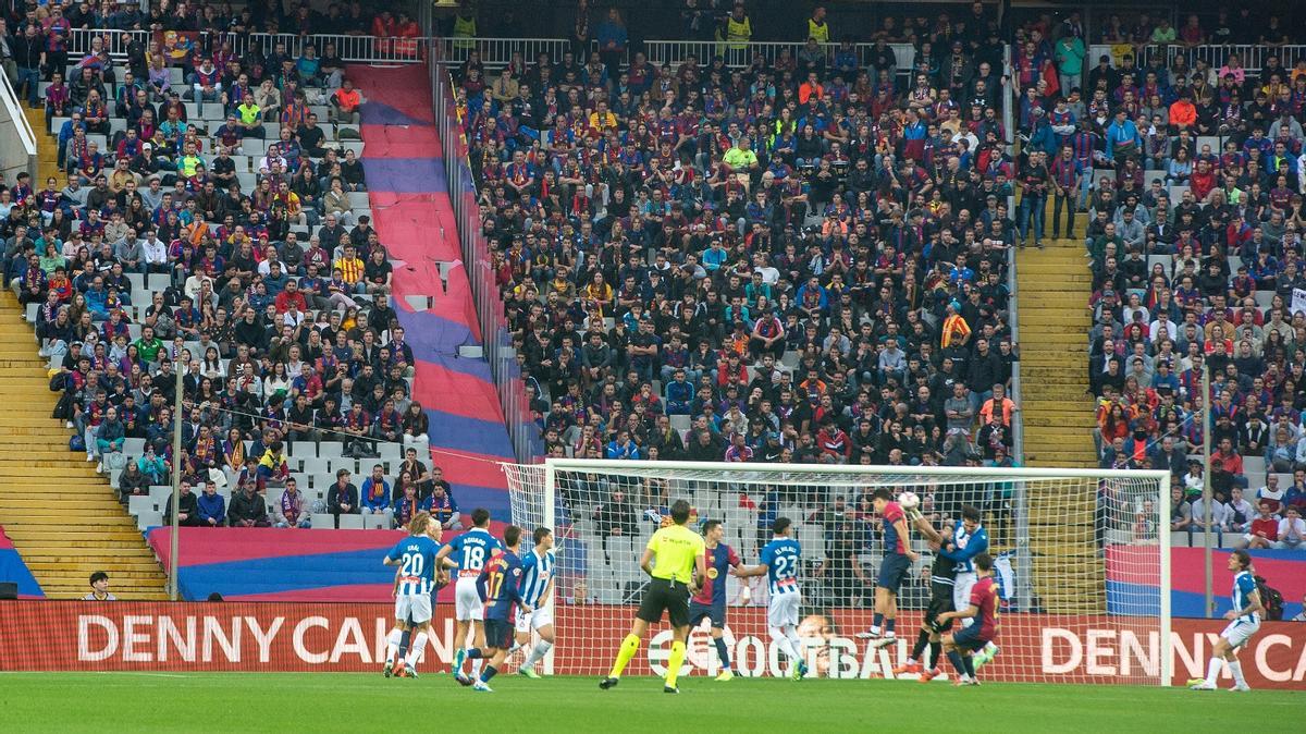 La Grada de animación azulgrana se mantuvo en silencio en el primer cuarto de hora del derbi entre Barça y Espanyol en Montjuïc.