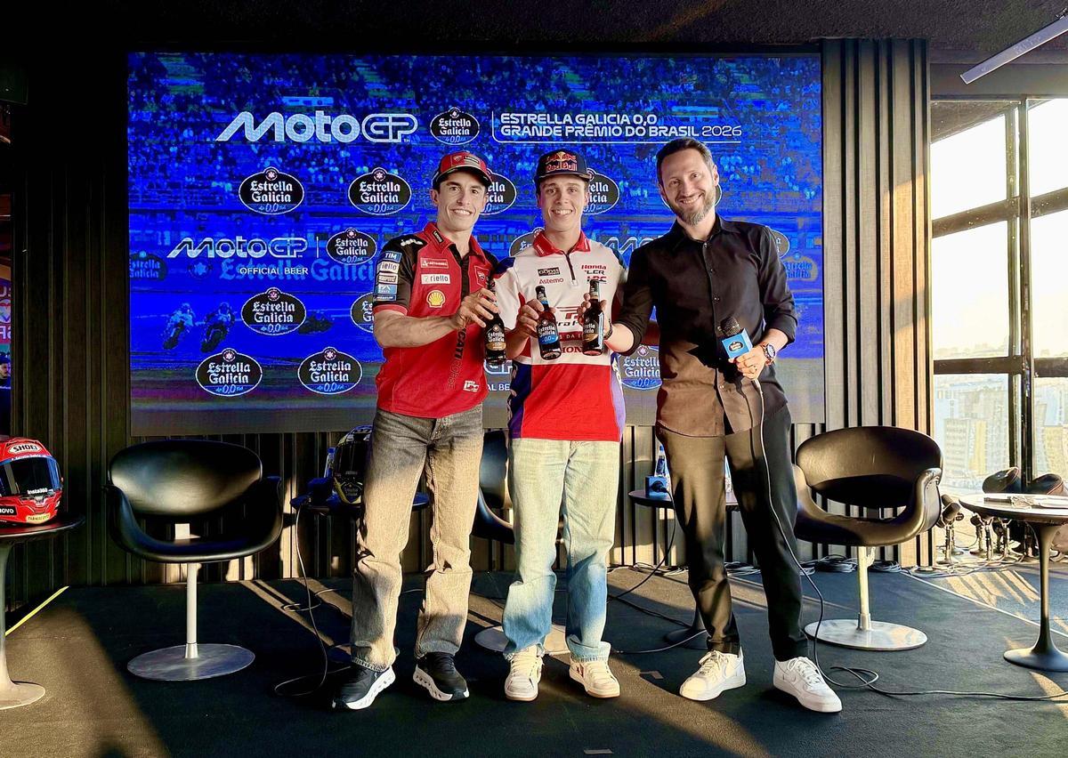 Marc Márquez y Diogo Moreira brindan con Estrella Galicia antes del Gran Premio de Brasil.