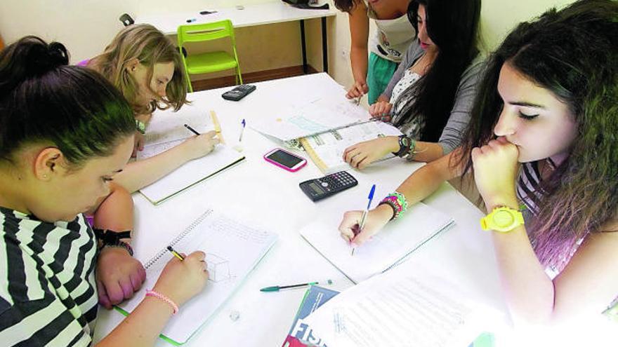 Jóvenes zamoranos preparan sus asignaturas pendientes para septiembre en una academia de la capital.