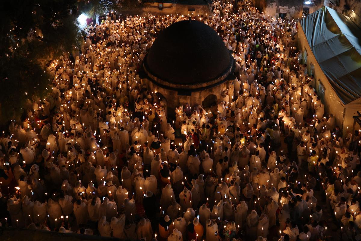 Cristianos ortodoxos celebran “Fuego Sagrado” en Jerusalén. eregrinos cristianos ortodoxos sostienen velas durante la ceremonia del Fuego Sagrado, un día antes de la Pascua ortodoxa, el sábado 15 de abril de 2023 en la Iglesia del Santo Sepulcro en la Ciudad Vieja de Jerusalén, donde muchos cristianos creen que Jesús fue crucificado y enterrado antes de resucitar.