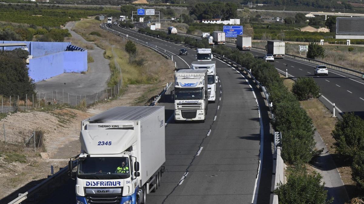 Paso de camiones por la autopista AP-7 en Castellón.