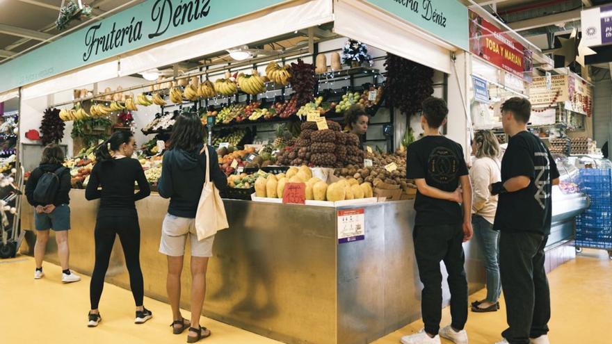 Usuarios en un puesto del Mercado de La Laguna. | | E.D.