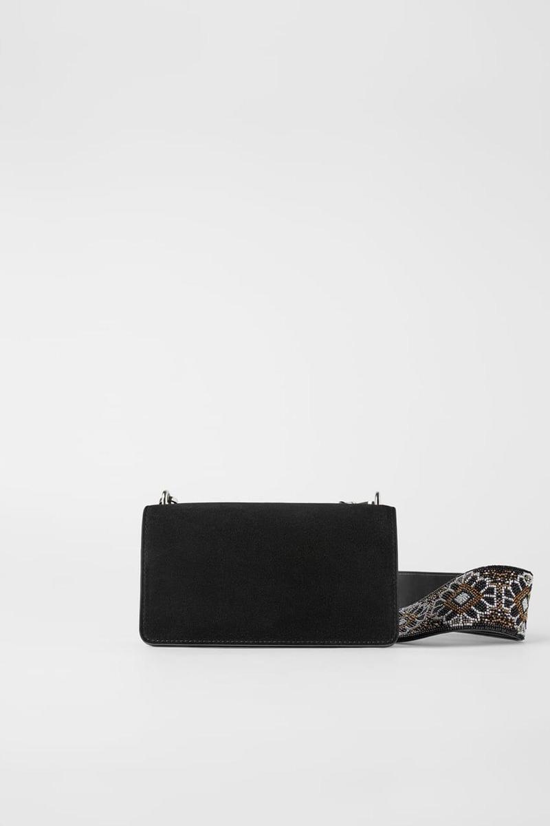 Bolso bandolera negra con asa abalorios de Zara. (Precio: 49,95 euros)