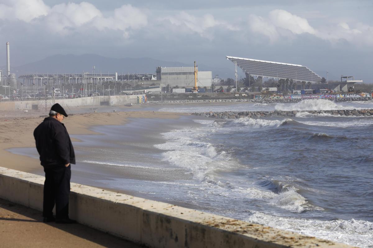 Un anciano observa la Platja de la Mar Bella después del temporal Gloria, en 2020.
