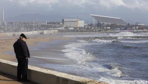 Detectat un alt nivell de residus a la platja de la Mar Bella de Barcelona