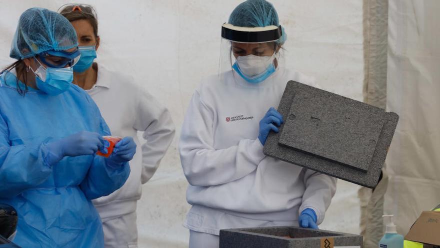 Varios sanitarios practican pruebas a pacientes, en una imagen de archivo.