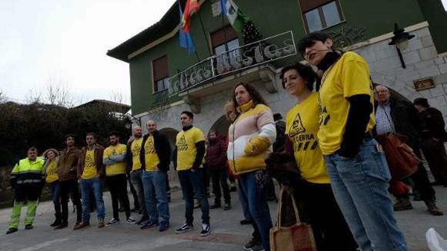 Concentración ante el Ayuntamiento de Caso, ayer, a mediodía.