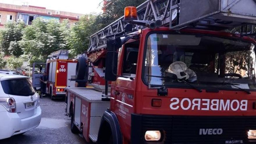 Rescatan a una familia de su propia casa tras quedar encerrada con la comida en el fuego