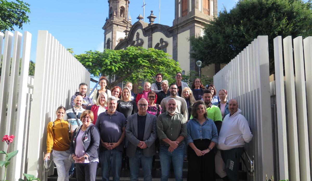 Los trabajadores, junto a miembros del grupo de  gobierno de Guía.