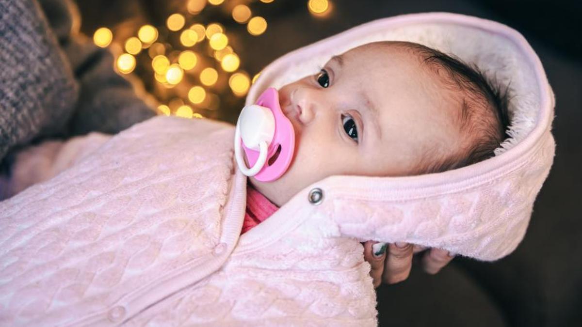 Una niña en brazos de un familiar