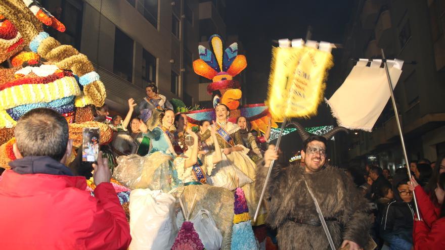 La carroza de Barri València triunfa en la cabalgata del Ninot de Burriana