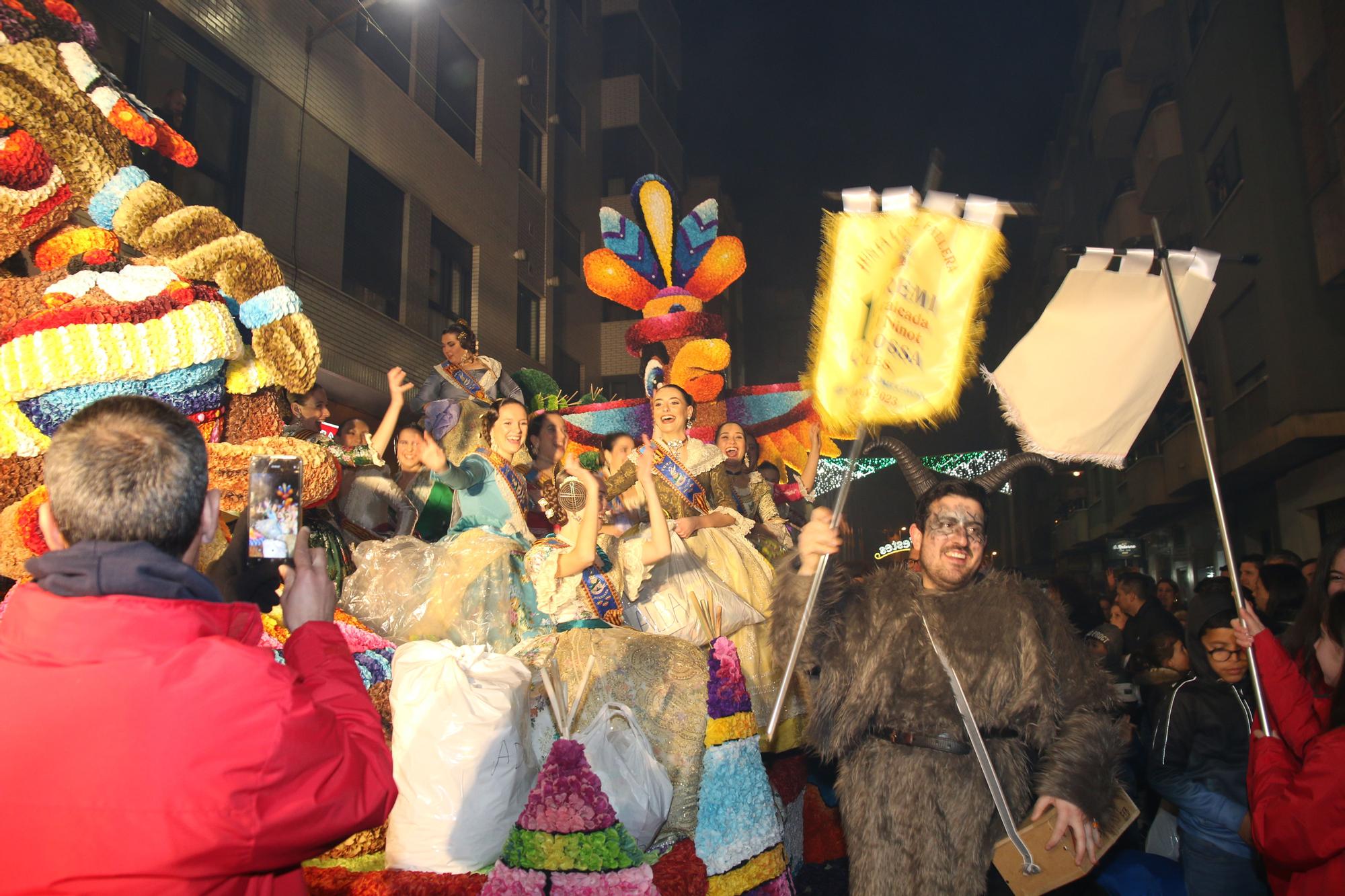 FOTOGALERÍA I La cabalgata del Ninot de Burriana, en imágenes