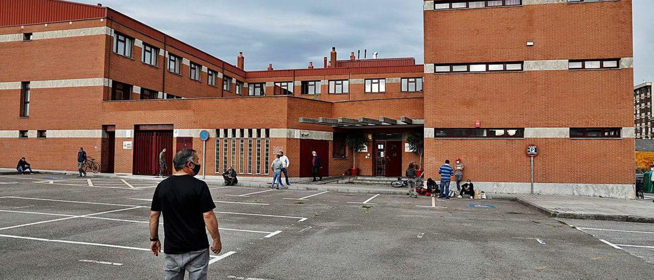 Un grupo de usuarios, a las puertas del Albergue Covadonga, esta semana.