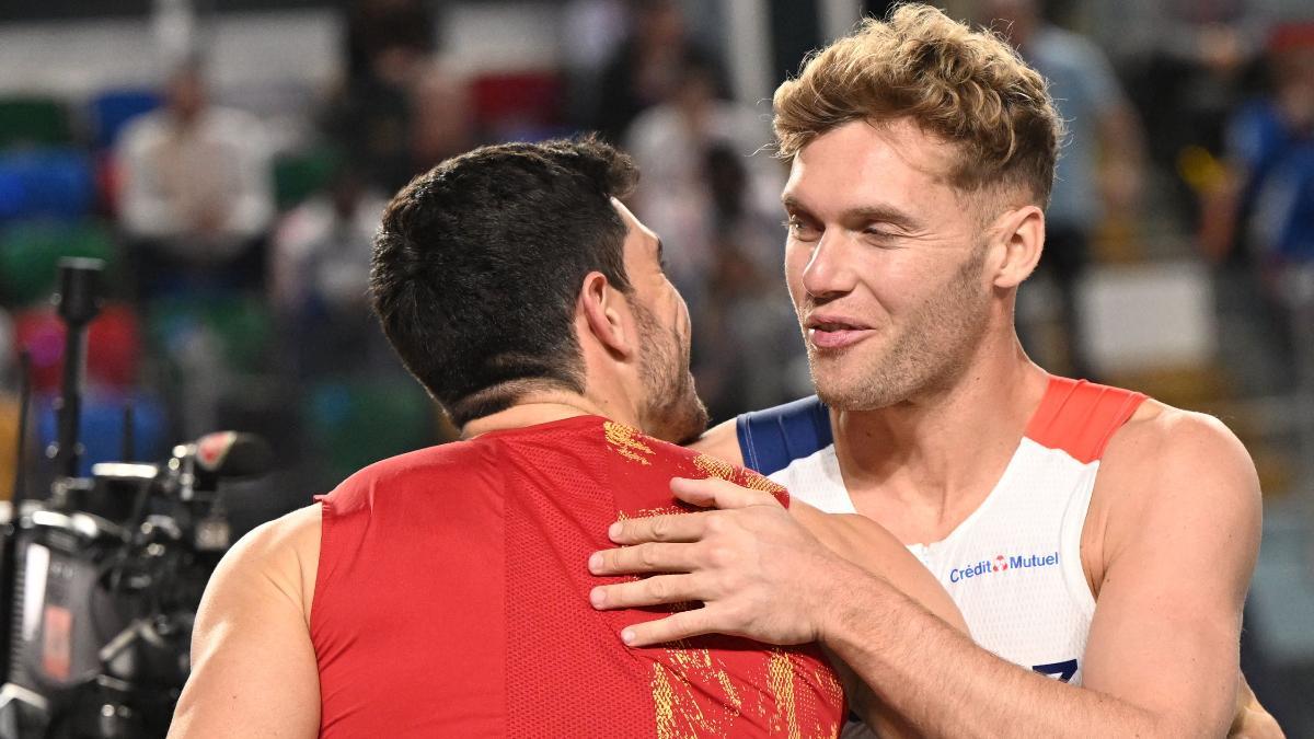 Jorge Ureña felicita al campeón Kevin Mayer