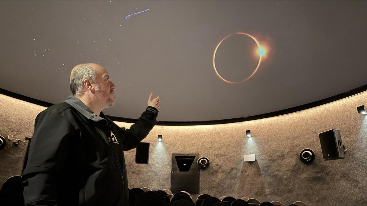El director del PAM, Salvador Ribas, mostrant una simulació d'eclipsi de sol projectada al planetari