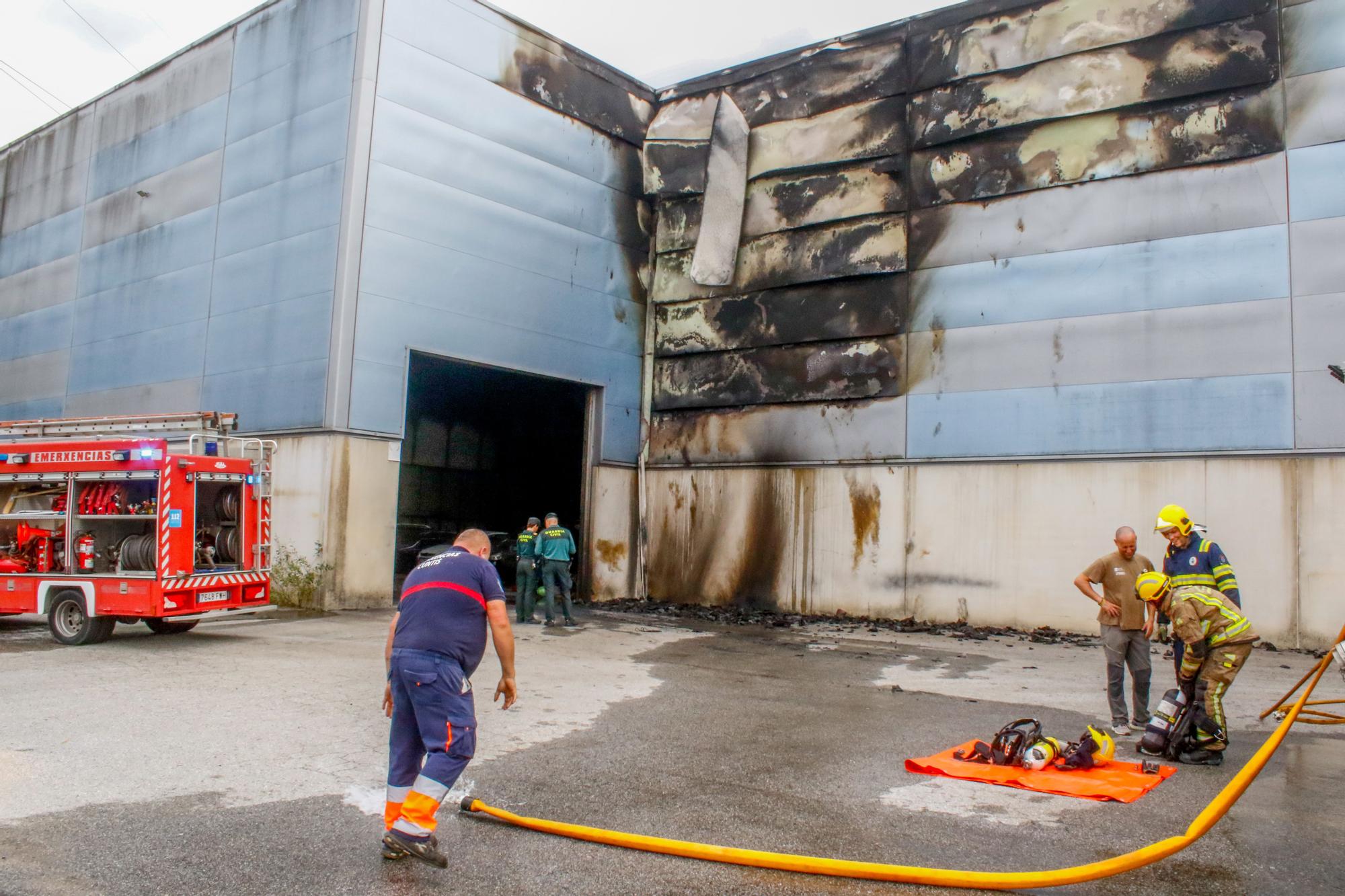 Un incendio afecta a una de las naves del antiguo Grupo Lito en Caldas