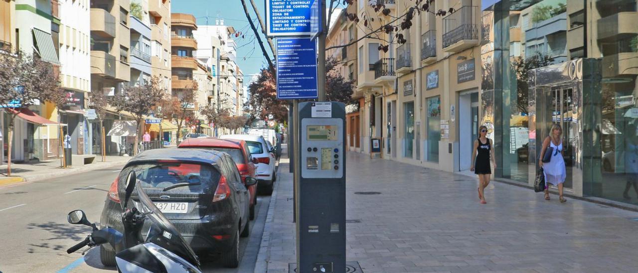 Un parquímetro y vehículos estacionados en la avenida de Alacant, Zona Azul de Gandia. | XIMO FERRI