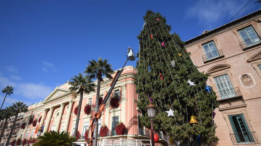 La Glorieta recupera su tradicional árbol de Navidad