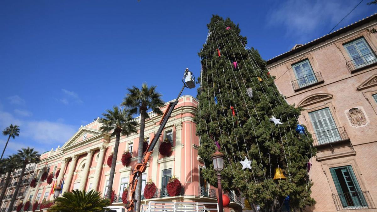 La Glorieta recupera su tradicional árbol de Navidad | ISRAEL SÁNCHEZ