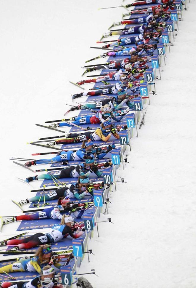 Atletas en acción durante la carrera femenina de 12,5 km Mass-Start en los Campeonatos Mundiales de Biatlón de la UIB en Antholz/Anterselva, Italia.