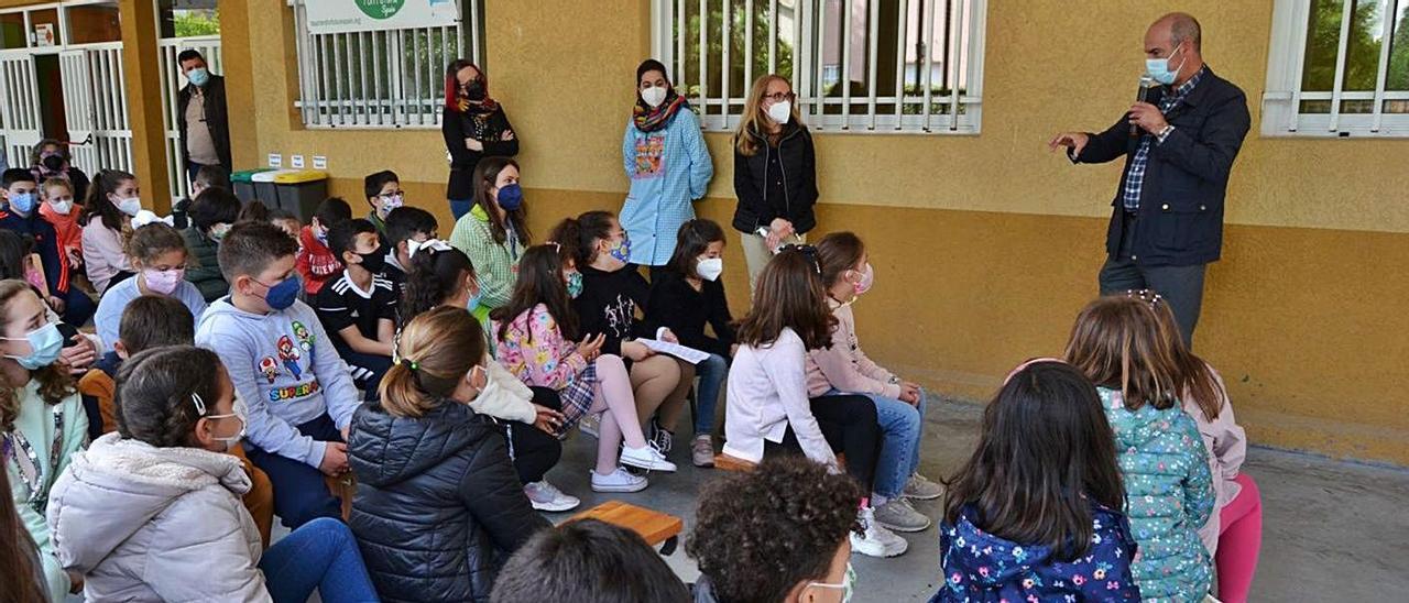 El alumnado del colegio de Montemogos en una actividad reciente con el alcalde de Bueu. |   // G.N.