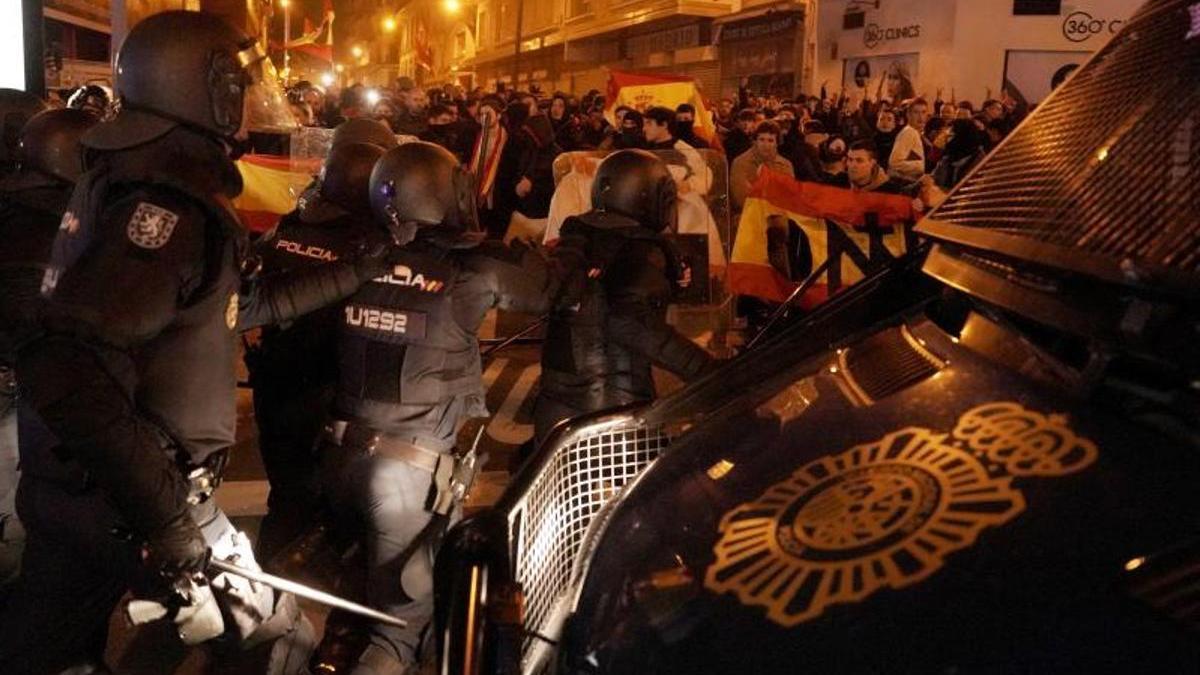 Un momento de la actuación policial en la noche del 15 d enoviembre en la calle Ferraz de Madrid.