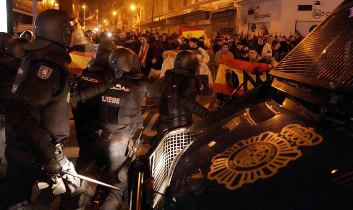 Un momento de la actuación policial en la noche del 15 d enoviembre en la calle Ferraz de Madrid.